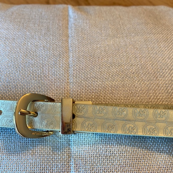 Womens Michael Kors Golden LOGO skinny Belt NWOT! Pristine! Fits 36-40”🔥🎄 - Picture 3 of 8